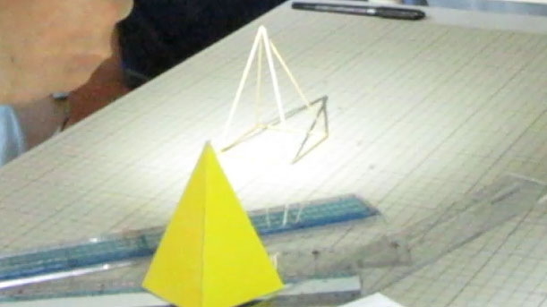 開成高校の入試問題を解くために四角錐の骨組みで光と影を観察。